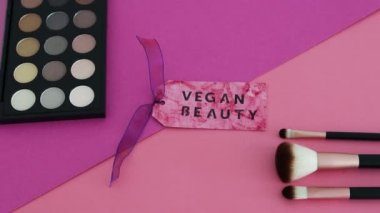 zalimlik içermeyen güzellik ürünleri konsepti, Vegan Güzellik mesajı makyaj fırçaları ve göz falı paletinin yanında