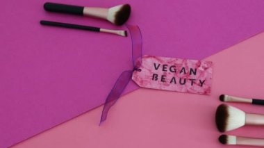 zalimlik içermeyen güzellik ürünleri konsepti, Vegan Güzellik mesajı makyaj fırçalarının yanındaki etikette 