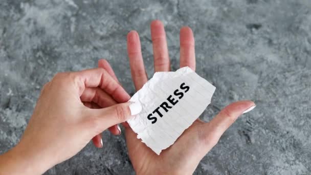 Mano Stringendo Testo Stress Pezzo Carta Psicologia Concetto Salute Mentale — Video Stock