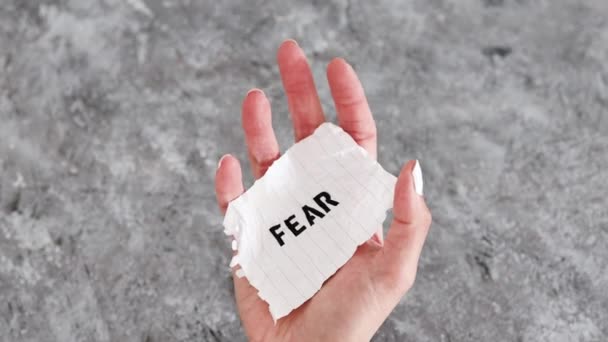 手を振り上げる紙や心理学や精神衛生の概念に関する恐怖のテキスト — ストック動画