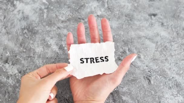 Hand Gekrompen Stress Tekst Een Stuk Papier Psychologie Geestelijke Gezondheid — Stockvideo