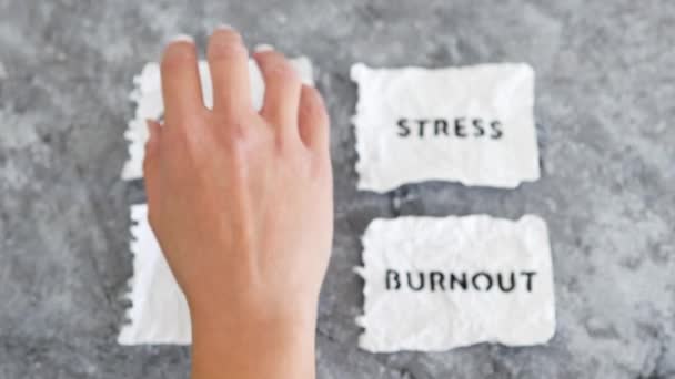 Mão Scrunching Stress Medo Ansiedade Burnout Textos Pequenos Pedaços Papel — Vídeo de Stock