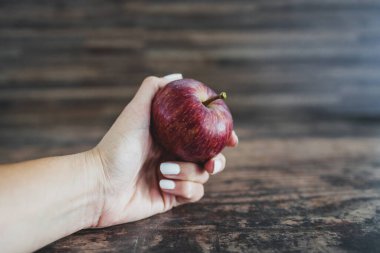 Ahşap arka planda ev yapımı kırmızı elma, minimalist kompozisyon