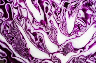 Mor lahanaların ikiye bölünmüş hali, doğal desenler ve renkler kavramı.