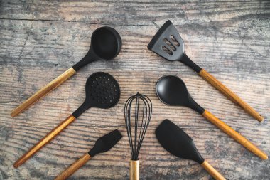 Eşleşen ahşap ve silikon mutfak aletleri, evde yemek pişirme ya da yemek pişirmeyi öğrenme kavramı.