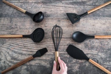 Eşleşen ahşap ve silikon mutfak aletleri, evde yemek pişirme ya da yemek pişirmeyi öğrenme kavramı.
