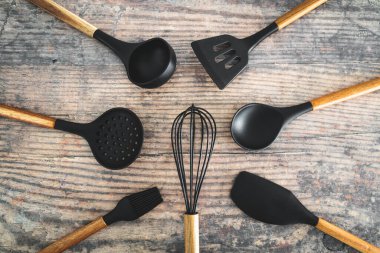 Eşleşen ahşap ve silikon mutfak aletleri, evde yemek pişirme ya da yemek pişirmeyi öğrenme kavramı.