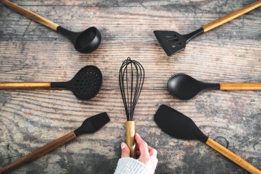 Eşleşen ahşap ve silikon mutfak aletleri, evde yemek pişirme ya da yemek pişirmeyi öğrenme kavramı.