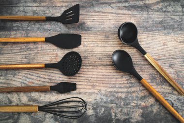 Eşleşen ahşap ve silikon mutfak aletleri, evde yemek pişirme ya da yemek pişirmeyi öğrenme kavramı.