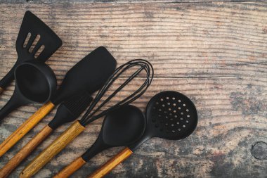 Eşleşen ahşap ve silikon mutfak aletleri, evde yemek pişirme ya da yemek pişirmeyi öğrenme kavramı.