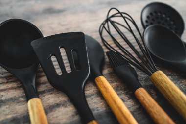 Eşleşen ahşap ve silikon mutfak aletleri, evde yemek pişirme ya da yemek pişirmeyi öğrenme kavramı.