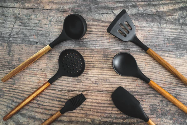 Eşleşen ahşap ve silikon mutfak aletleri, evde yemek pişirme ya da yemek pişirmeyi öğrenme kavramı.