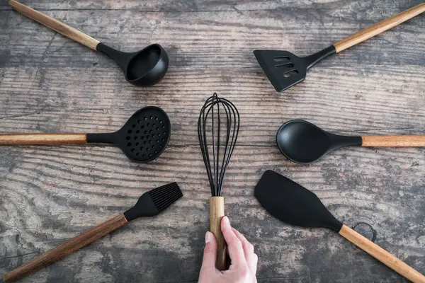 Eşleşen ahşap ve silikon mutfak aletleri, evde yemek pişirme ya da yemek pişirmeyi öğrenme kavramı.