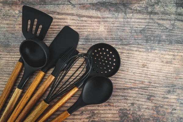 Eşleşen ahşap ve silikon mutfak aletleri, evde yemek pişirme ya da yemek pişirmeyi öğrenme kavramı.