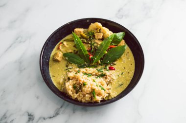 Tofu dolma biberli vejetaryen yeşil köri ve kahverengi pirinç ile servis edilen karnabahar, sağlıklı bitki temelli yemek tarifleri.