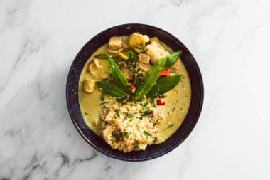 Tofu dolma biberli vejetaryen yeşil köri ve kahverengi pirinç ile servis edilen karnabahar, sağlıklı bitki temelli yemek tarifleri.