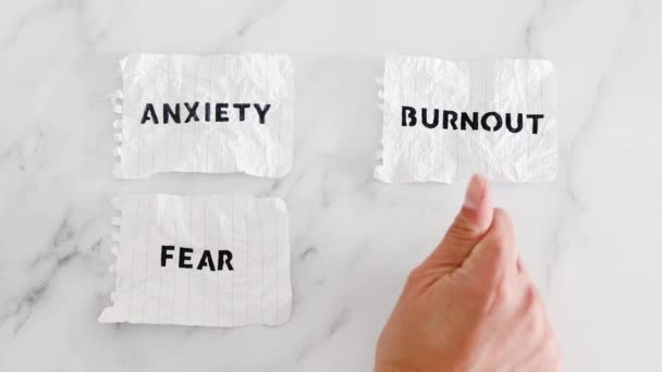 Mano Scrunching Estrés Miedo Ansiedad Burnout Textos Colocación Mental Health — Vídeo de stock