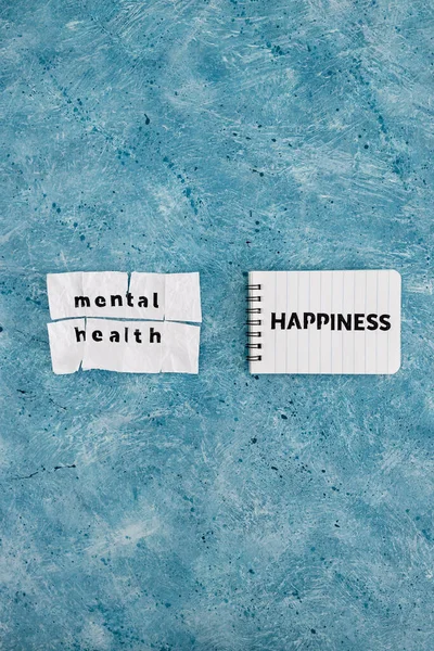 Κείμενο Ευτυχίας Στο Σημειωματάριο Δίπλα Στο Κείμενο Ψυχικής Υγείας Σκισμένη — Φωτογραφία Αρχείου