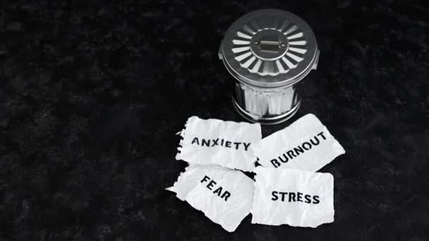 焦虑压力在垃圾桶旁边撕破的书页上写着 精疲力尽 克服障碍 精神健康支持 的概念 — 图库视频影像