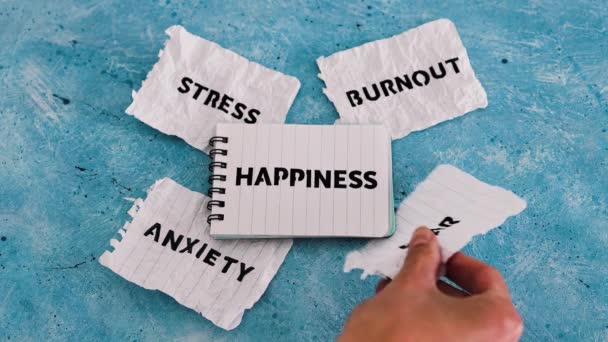 在被撕碎的页面 心理和精神健康概念上 有焦虑 压力和精疲力竭的文字在笔记本上的快乐文字 — 图库视频影像