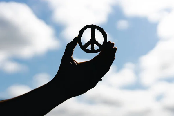 Silhueta Mão Segurando Sinal Paz Feito Papelão Contra Céu Azul — Fotografia de Stock