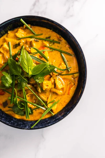 Çan biberli vejetaryen tofu körisi ve taze otlarla kaplı karışık sebzeler ve baharatlar, sağlıklı bitki temelli yemek tarifleri.