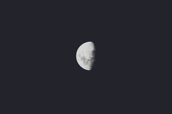Media Luna Cielo Nocturno Disparada Con Teleobjetivo Con Tonos Negros —  Fotos de Stock
