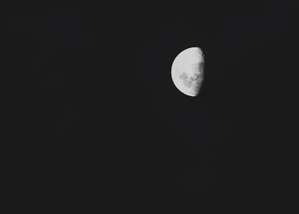 Полумесяц Ночном Небе Снятый Телеобъективом Выцветшими Черными Тонами — стоковое фото
