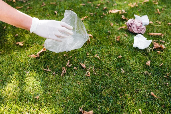 Parktaki yeşil çimlerden plastik torbalar ve ambalajlar almak, temizlik ve çevreye saygı kavramı