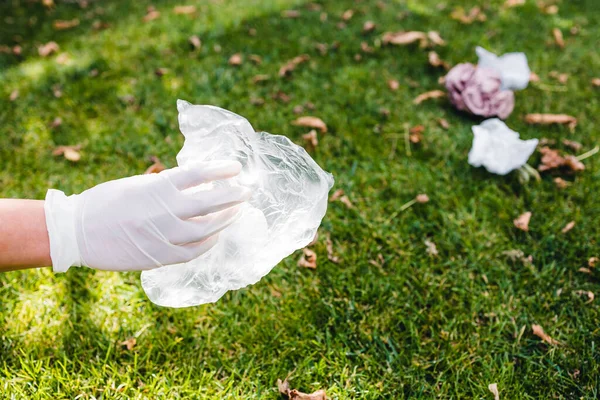 Chwytanie Plastikowych Toreb Opakowań Zielonego Trawnika Parku Koncepcja Sprzątania Poszanowania — Zdjęcie stockowe