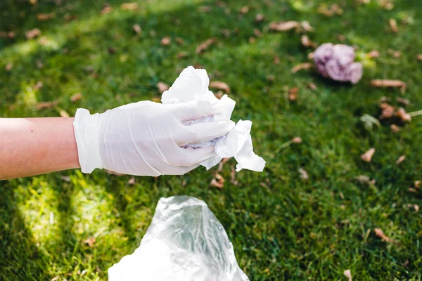 Chwytanie Plastikowych Toreb Opakowań Zielonego Trawnika Parku Koncepcja Sprzątania Poszanowania — Zdjęcie stockowe