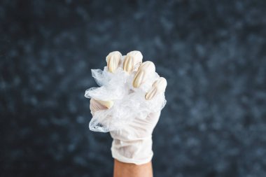 Geri dönüşüm için tek kullanımlık plastik poşetleri toplamak, çevreyi temizleme ve atıkla mücadele kavramı