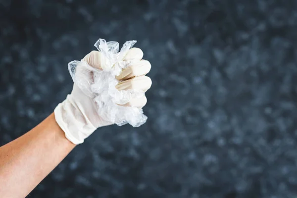 Mano Con Guante Recogiendo Una Bolsa Plástico Solo Uso Para — Foto de Stock