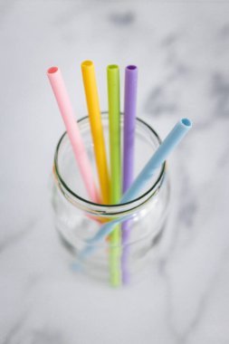 plastik konteynır ve pipet yerine silikon pipetle güçlendirilmiş cam kavanoz, sıfır atık kavramı ve çevresel bilinçli seçenekler