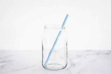 plastik konteynır ve pipet yerine silikon pipetle güçlendirilmiş cam kavanoz, sıfır atık kavramı ve çevresel bilinçli seçenekler