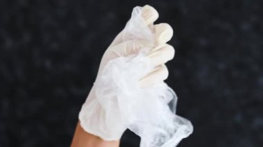Geri dönüşüm için tek kullanımlık plastik poşetleri toplamak, çevreyi temizleme ve atıkla mücadele kavramı