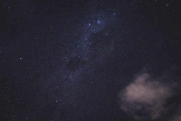 звездное ночное небо с множеством созвездий и Млечный путь ясно видно выстрел из Южного полушария в Тасмании, Австралия осенью