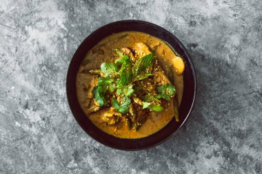 Vejetaryen tempeh körisi, su kestanesi, yeşil fasulye ve taze bitkiler, sağlıklı bitki bazlı yemek tarifleri.