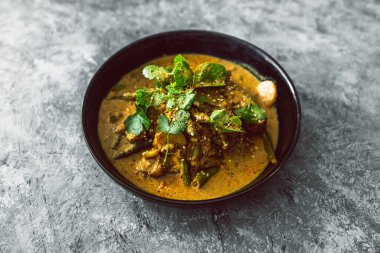 Vejetaryen tempeh körisi, su kestanesi, yeşil fasulye ve taze bitkiler, sağlıklı bitki bazlı yemek tarifleri.