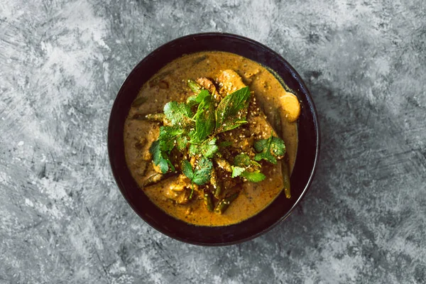 Vejetaryen tempeh körisi, su kestanesi, yeşil fasulye ve taze bitkiler, sağlıklı bitki bazlı yemek tarifleri.