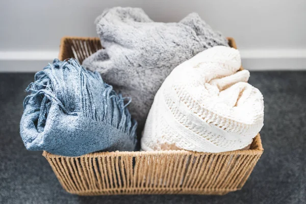 Kış yaşam tarzı ve rahat ev dekorasyonu konsepti, yumuşak ve kabarık battaniyeler ve rattan septi