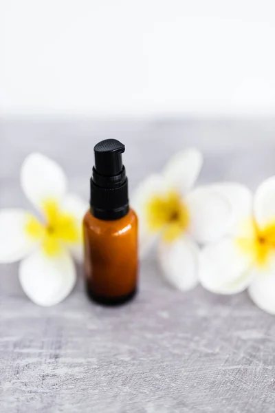 Amber Skincare Bottle Flowers Background Concept Natural Beauty Organic Ingredients — Foto de Stock