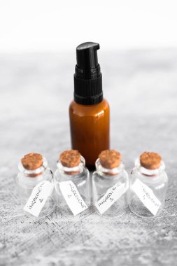 Kehribar cilt bakımı şişesi. İçinde küçük malzeme şişeleri var. Doğal güzellik kavramı ve cilt bakımı.