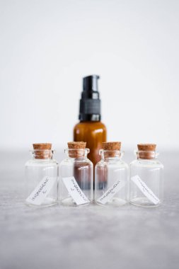 Kehribar cilt bakımı şişesi. İçinde küçük malzeme şişeleri var. Doğal güzellik kavramı ve cilt bakımı.