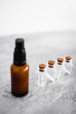 Kehribar cilt bakımı şişesi. İçinde küçük malzeme şişeleri var. Doğal güzellik kavramı ve cilt bakımı.