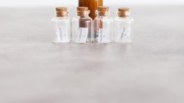 Kehribar cilt bakımı şişesi. İçinde küçük malzeme şişeleri var. Doğal güzellik kavramı ve cilt bakımı.