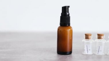 Kehribar cilt bakımı şişesi. İçinde küçük malzeme şişeleri var. Doğal güzellik kavramı ve cilt bakımı.