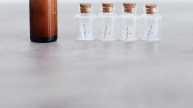 Kehribar cilt bakımı şişesi. İçinde küçük malzeme şişeleri var. Doğal güzellik kavramı ve cilt bakımı.