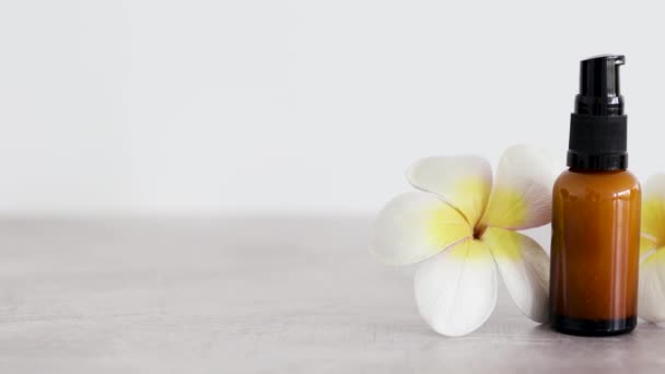 Botella Cuidado Piel Ámbar Con Flores Fondo Concepto Belleza Natural — Vídeos de Stock