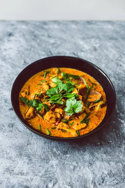 Vejetaryen brokoli tofusu ve taze kişniş ve şifalı otlarla birlikte soğan körisi.